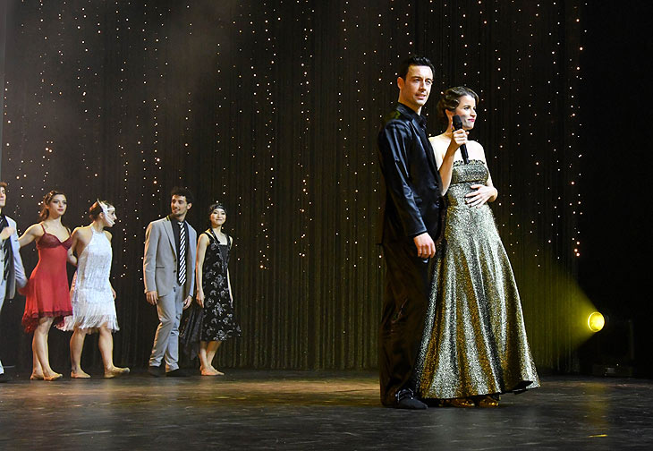 Hauptdarsteller Mark Biocca und Sängerin Greta Marcolongo Schlussapplaus: Der große Gatsby -Tanztheater von Enrique Gasa Valga vom 23.02.–03.03.24 im Deutschen Theater (©Foto: Ingrid Grossmann) 